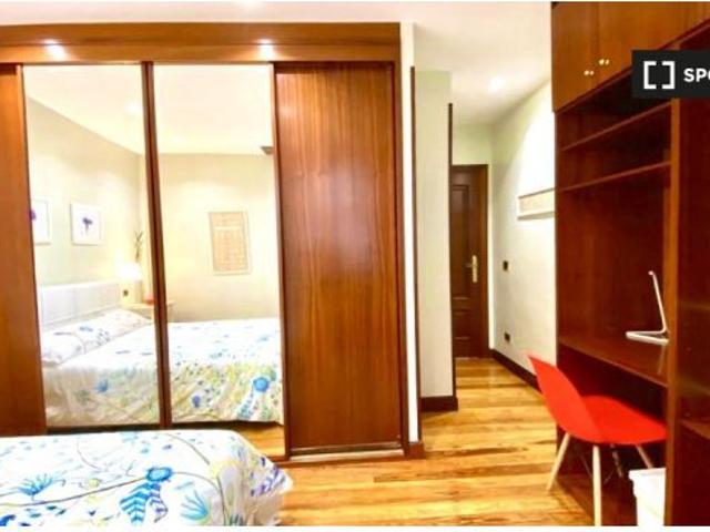 Habitación grande con una cómoda en el apartamento de 5 dormitorios, Abando