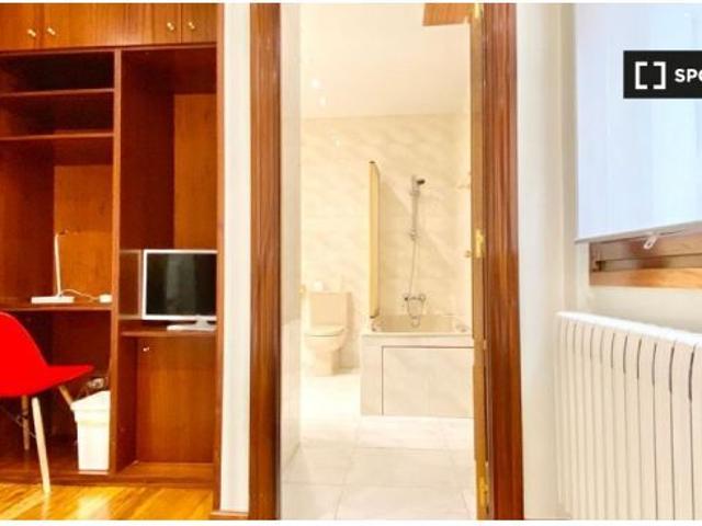 Habitación grande con una cómoda en el apartamento de 5 dormitorios, Abando