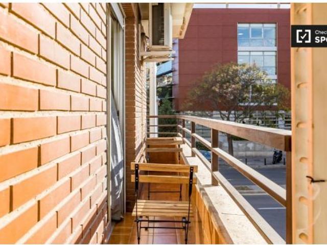 Habitación grande en apartamento de 5 dormitorios en Campanar