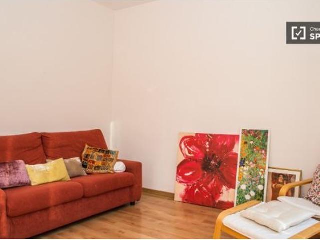 Habitación histórica con vistas a la calle en un apartamento de 2 dormitorios, Gràcia
