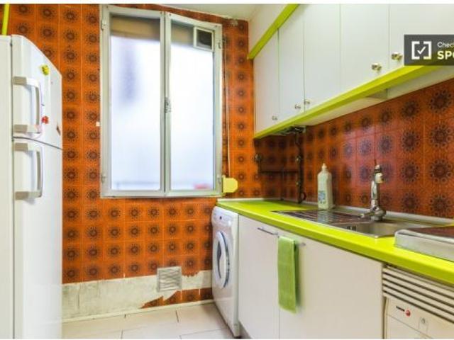 Habitación interior con armario independiente en piso compartido, Atocha y Delicias