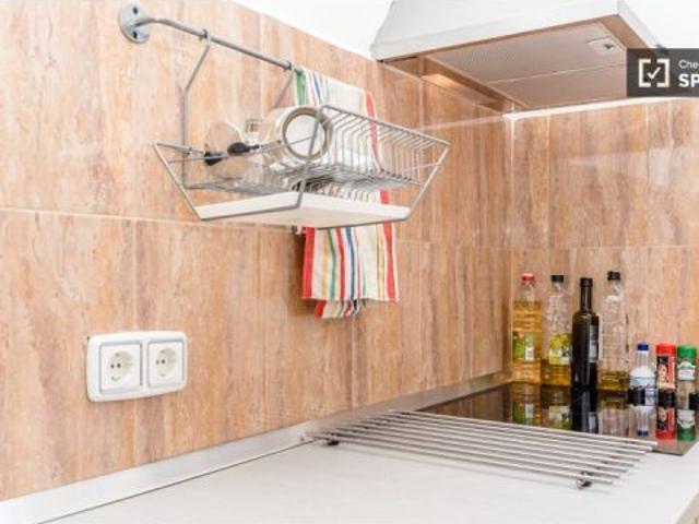 Habitación interior con armario independiente en piso compartido, El Raval