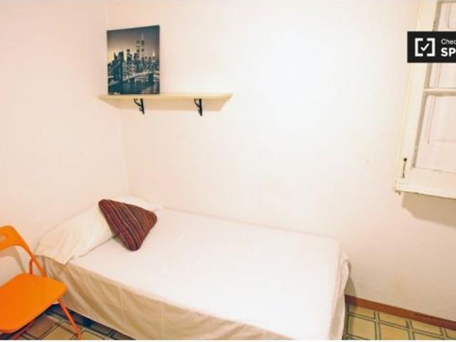 Habitación interior con cómoda en piso compartido, Eixample