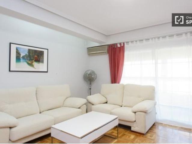 Habitación íntima con amplio espacio de almacenamiento en un apartamento de 5 dormitorios, Retiro