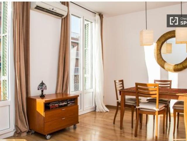 Habitación luminosa con ventana en un apartamento de 2 dormitorios, Gràcia