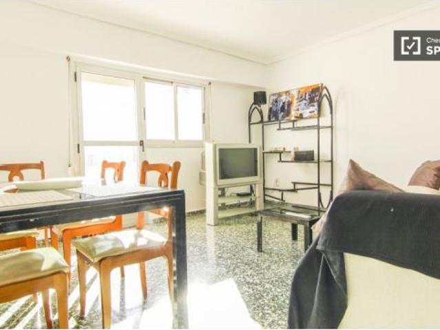 Habitación luminosa con amplio espacio de almacenamiento en piso compartido, Benimaclet