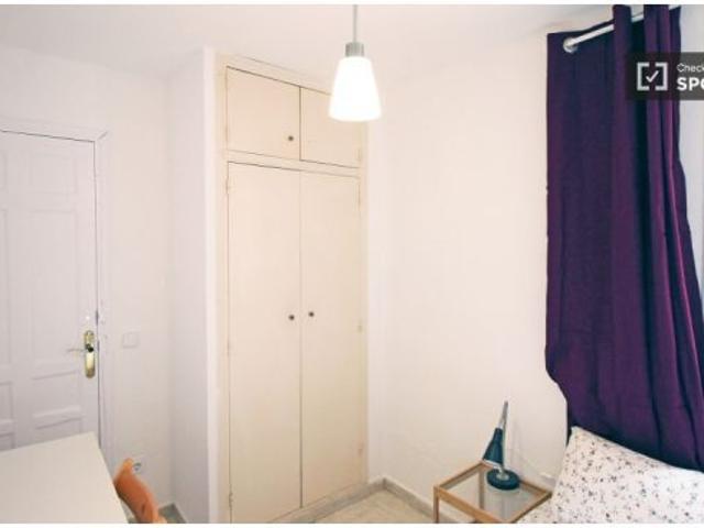 Habitación luminosa con amplio trastero en piso compartido, Sants