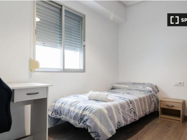 Habitación luminosa con armario independiente en un apartamento de 4 dormitorios, Benimaclet