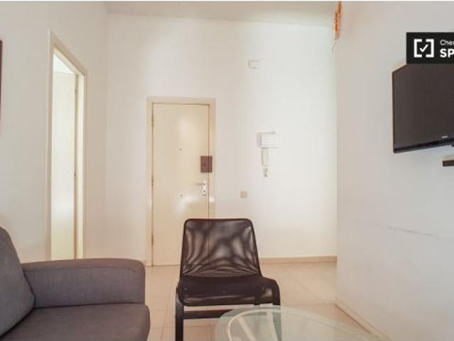Habitación luminosa con balcón en alquiler en un apartamento de 4 dormitorios en El Raval