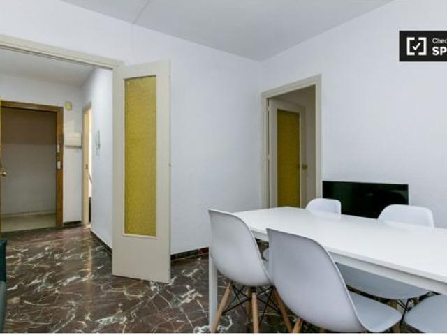 Habitación luminosa con balcón en alquiler en un apartamento de 5 dormitorios en Ronda