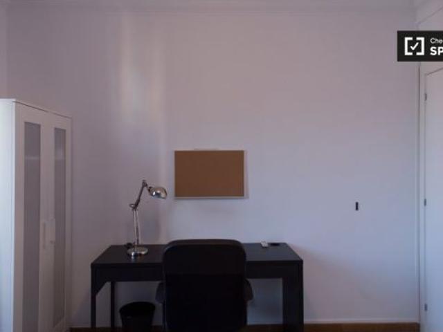 Habitación luminosa con balcón en un apartamento de 4 dormitorios, Poble Sec