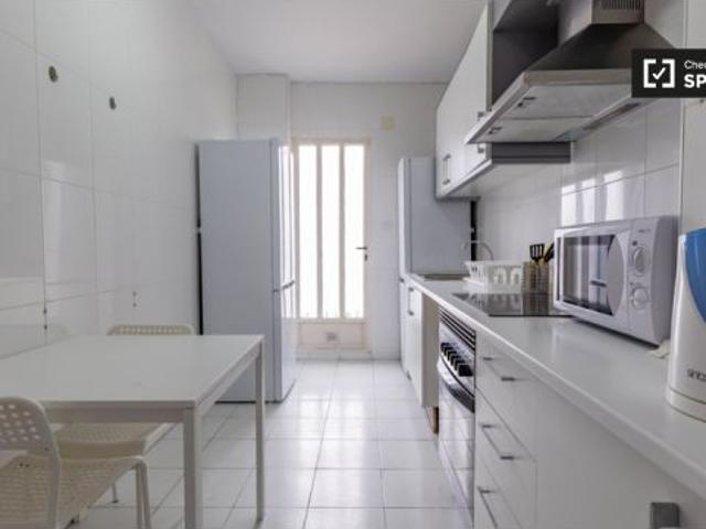 Habitación luminosa con balcón para alquilar en un apartamento de 6 dormitorios en el animado barrio