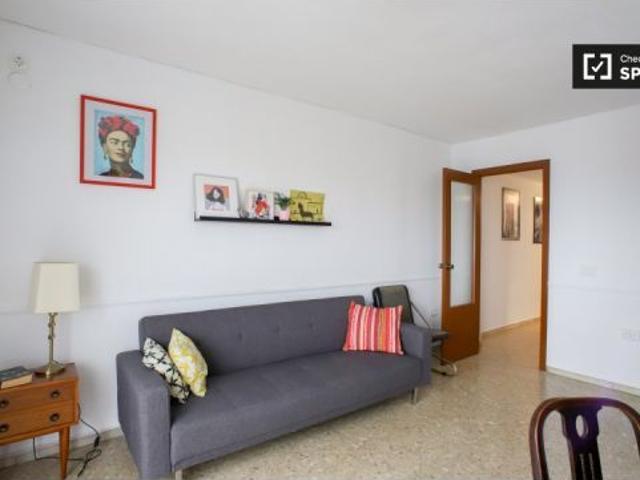 Habitación luminosa con cama matrimonial en alquiler en L' Olivereta