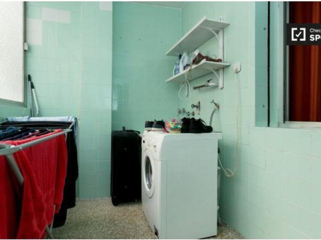 Habitación luminosa con cama doble en alquiler en Centro