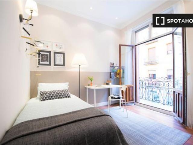 Habitación luminosa con calefacción en apartamento de 3 dormitorios, Uribarri