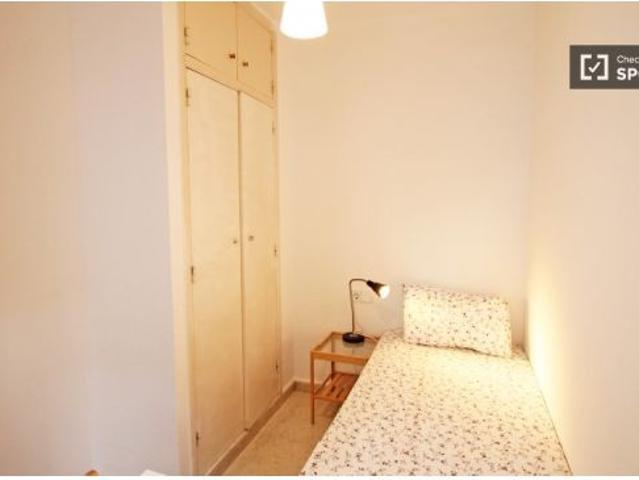 Habitación luminosa con cómoda en piso compartido, Sants