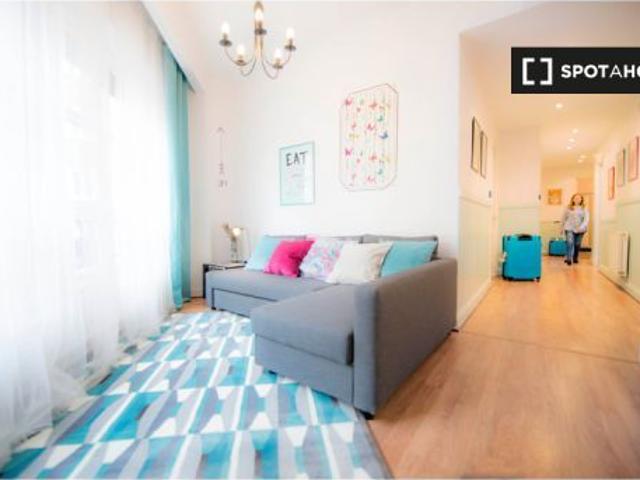 Habitación luminosa con escritorio en un apartamento de 5 dormitorios en Indautxu
