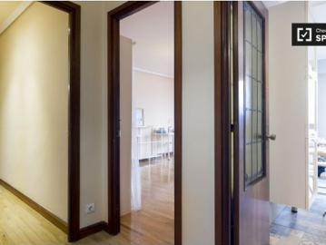 Habitación luminosa con estantería en apartamento de 3 dormitorios en Casco Viejo