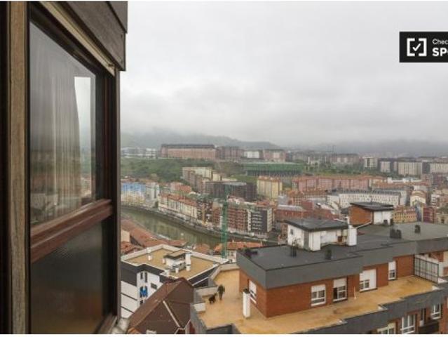 Habitación luminosa con estantería en apartamento de 3 dormitorios en Casco Viejo