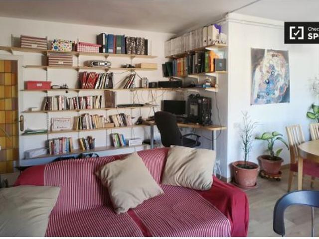 Habitación luminosa en alquiler con balcón en apartamento de 4 dormitorios en Les Corts