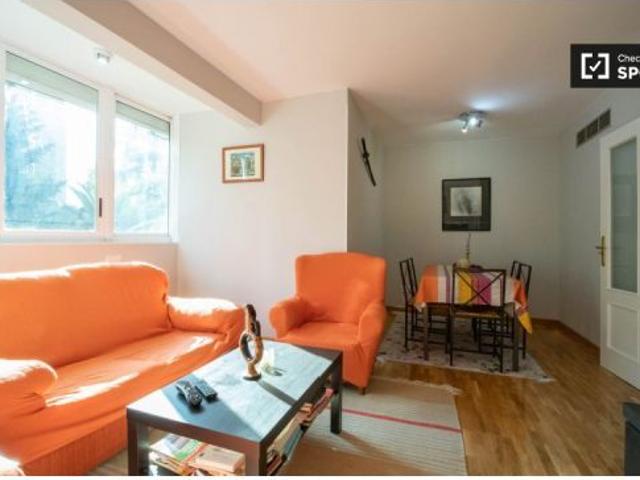 Habitación luminosa en alquiler en apartamento de 3 dormitorios en Aluche