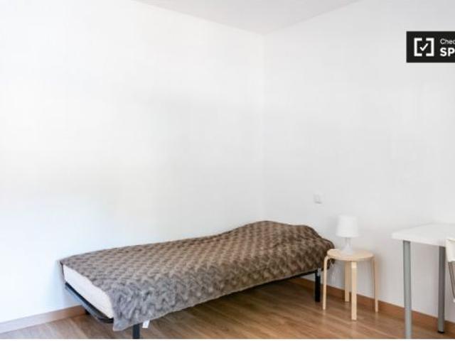 Habitación luminosa en alquiler en apartamento de 3 dormitorios en Hortaleza