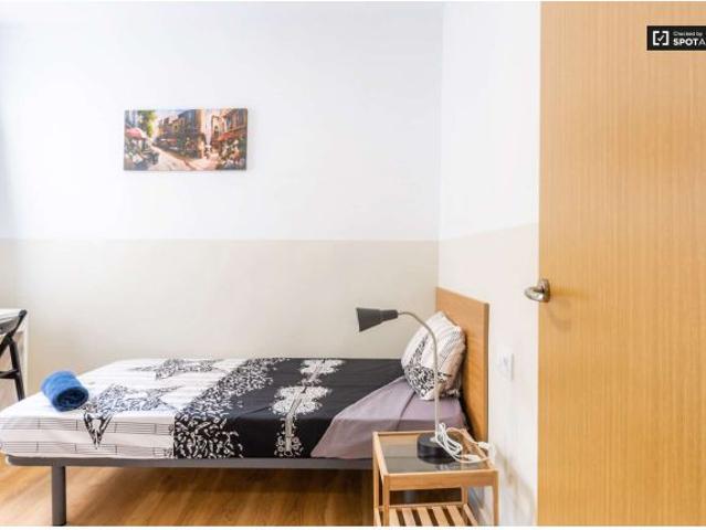 Habitación luminosa en alquiler en apartamento de 6 dormitorios en El Raval