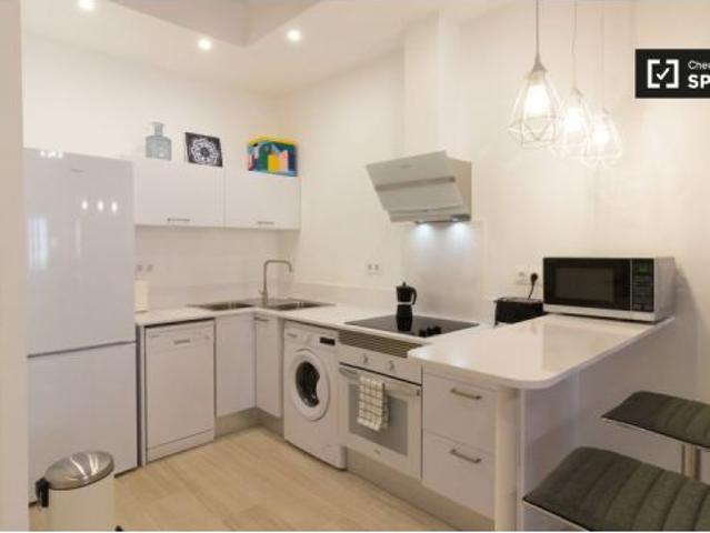 Habitación luminosa en alquiler en un apartamento de 4 dormitorios en Barri Gòtic