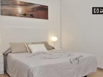 Habitación luminosa en apartamento de 4 dormitorios en Gracia.