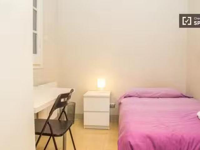 Habitación luminosa en apartamento de 4 dormitorios en el Eixa.