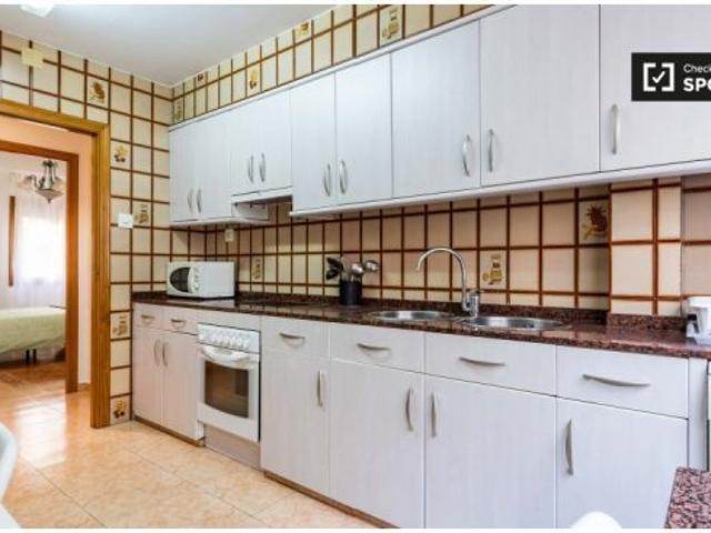 Habitación luminosa en apartamento de 5 dormitorios en Algirós