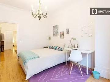 Habitación luminosa en apartamento de 7 dormitorios en Indautx.
