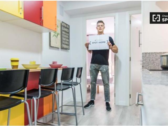 Habitación luminosa en el apartamento de 5 dormitorios en Burjassot