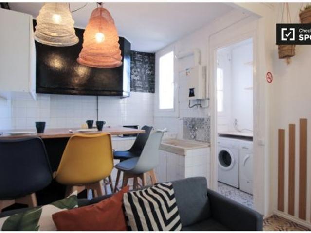 Habitación luminosa en piso de 5 dormitorios en Gràcia