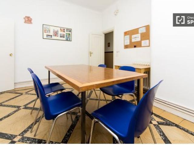 Habitación luminosa en residencia de estudiantes de 8 dormitorios en Madrid Centro