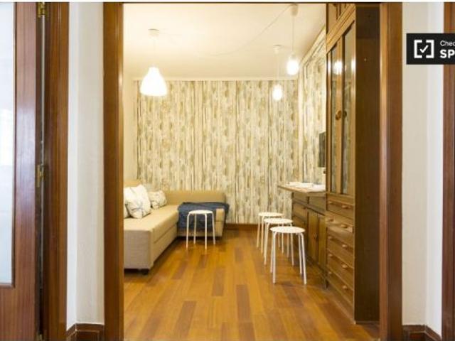 Habitación luminosa en un apartamento de 4 dormitorios en Ibaiondo