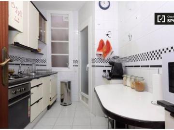 Habitación luminosa ideal para estudiantes varones en apartamento de 3 dormitorios en La Dreta de l&