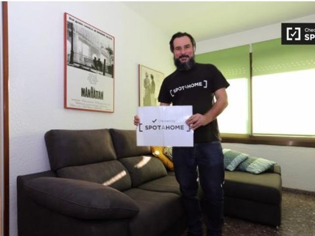 Habitación luminosa ideal para estudiantes varones en apartamento de 3 dormitorios en La Dreta de l&