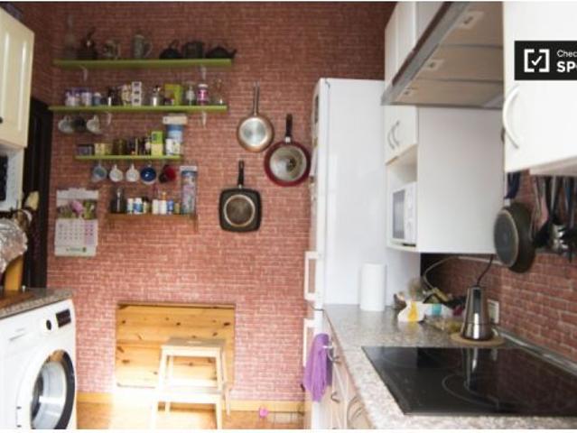 Habitación luminosa ideal para hombres profesionales y postgraduados en apartamento de 4 dormitorios