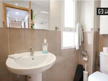 Habitación luminosa para alquilar en un apartamento de 4 dormitorios en el tranquilo Campanar