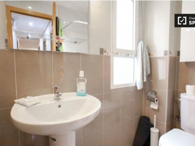 Habitación luminosa para alquilar en un apartamento de 4 dormitorios en el tranquilo Campanar