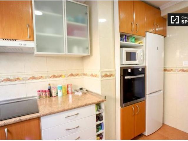 Habitación luminosa para alquilar en un apartamento de 4 dormitorios en el tranquilo Campanar