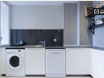 Habitación luminosa para alquilar en un gran apartamento de 5 dormitorios en el animado Indautxu