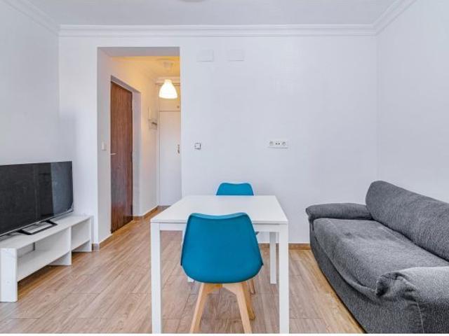 HABITACION para Chica. DISPONIBLE. ESTUDIANTE. CHICA. Reformado 280€ por habitación. Incluidos sumin