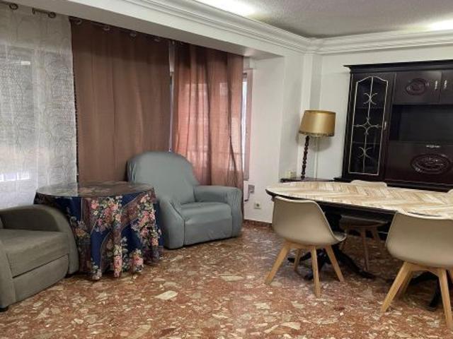 Habitación para chica estudiante en Av. Madrid