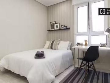 Habitación para alquilar en espacioso apartamento de 5 dormito.