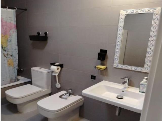 HABITACIÓN PARA ESTUDIANTES EN PISO NUEVO CON PISCINA EN CENTRO DE ALMERÍA