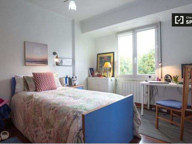 Habitación privada con cajonera en apartamento de 3 habitaciones en Begoña, Bilbao