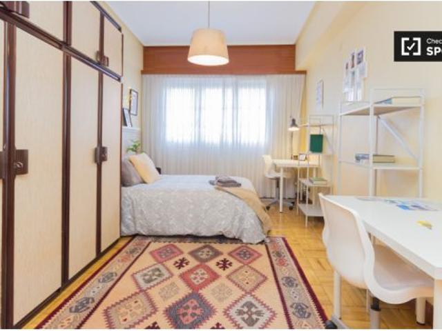 Habitación soleada con amplio espacio de almacenamiento en el apartamento de 3 dormitorios, Rekalde