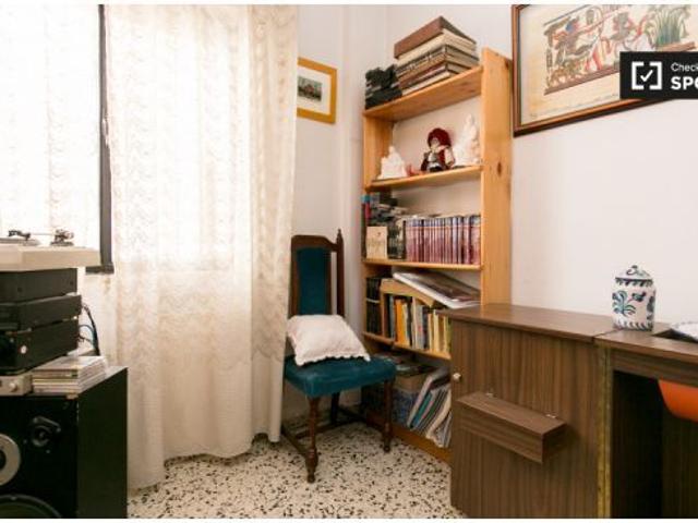 Habitación soleada con armario empotrado en un apartamento de 3 dormitorios, Albaicín